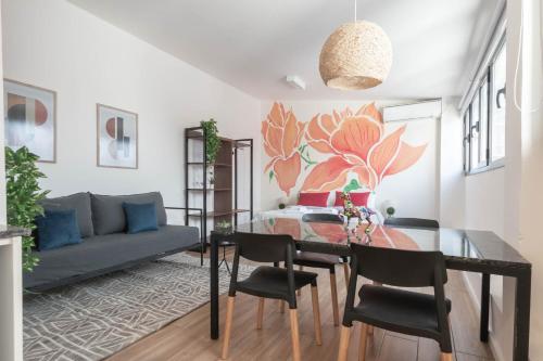 - un salon avec une table à manger et un canapé dans l'établissement Fliphaus Libertador 6300 B - RiverPlate Stadium, à Buenos Aires