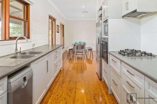 Kuchyň nebo kuchyňský kout v ubytování Best Rural Sunset in Malua Bay