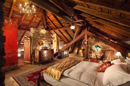 Un dormitorio con una cama grande en una habitación con techos de madera. en Villa Alceo, en Viggiù