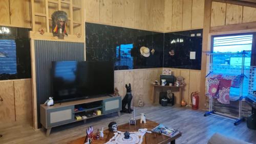 TV a/nebo společenská místnost v ubytování Cabaña "Sur Patagonico"
