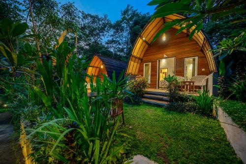 Κήπος έξω από το Jungle River Villa for 10 - Pool, Yoga, Tubing Near Ubud