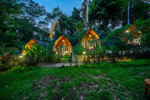 Κήπος έξω από το Jungle River Villa for 10 - Pool, Yoga, Tubing Near Ubud