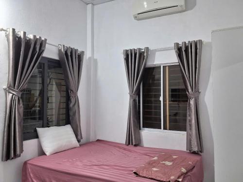 - une chambre avec un lit et une fenêtre avec une couverture rose dans l'établissement O'SEN Homestay, à Phước Hậu (1)
