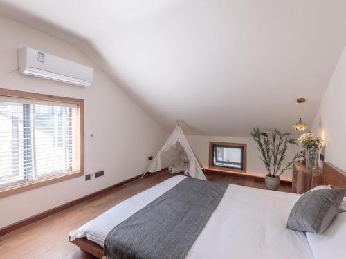 a bedroom with a bed and a window at Dan's House - Near Lingyin Temple in Hangzhou