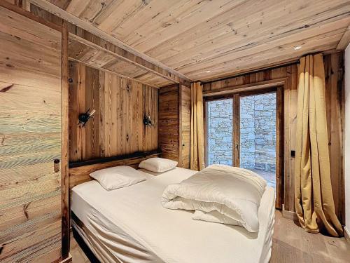 a bedroom with a bed in a wooden cabin at Appartement neuf 7 pers, 3 chambres avec balcon et parking à Val-d'Isère - FR-1-519-43 in Val dʼIsère