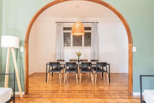 a dining room with an archway and a table and chairs at Fliphaus Maipu 800 - 2 Bd Calle Florida in Buenos Aires