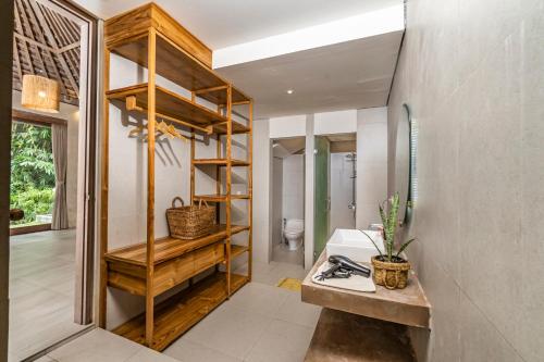 a bathroom with a sink and a toilet at Mawar villa Ubud in Ubud
