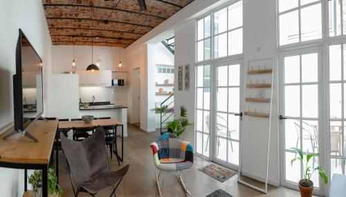 a kitchen and dining room with a table and chairs at Fliphaus Nicaragua 5800 - Duplex with Patio in Palermo Hollywood in Buenos Aires