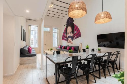 una sala de estar con una mesa y sillas en Fliphaus Villa Teodoro Garcia 2100 - 6 Bd Embassies Zone, en Buenos Aires