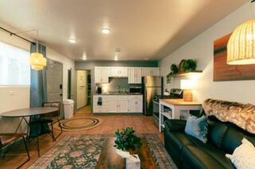 Η κουζίνα ή μικρή κουζίνα στο Cozy, Beautiful Apartment at Avanti Cove