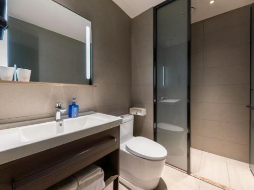 Bilik mandi di Hanting Hotel Beijing Beiqijia Future Science and Technology City