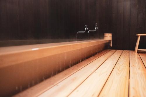 a wooden floor with a sink and a wooden bench at Honno Ryokan / Vacation STAY 60049 in Yahaba