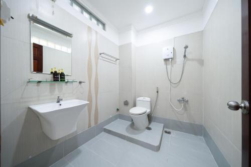 ein weißes Badezimmer mit Toilette und Waschbecken in der Unterkunft Elysian Home 2 - Centre District 1 in Ho-Chi-Minh-Stadt