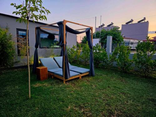 Κήπος έξω από το Berries Luxury Apartments