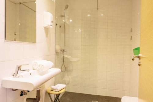 Ένα μπάνιο στο Apartamentos Tito San Agustin