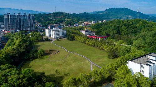 ホテルから撮影された、または一般的な山の景色