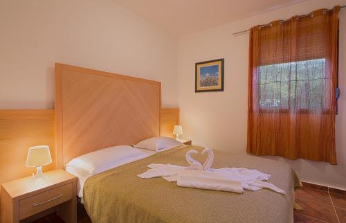 Un pat sau paturi într-o cameră la Apartments Radević