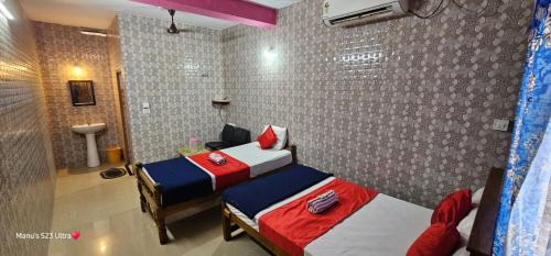 a bedroom with two beds in a room at ManuDeluxe Stay in Māvalli