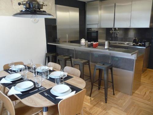 ein Esszimmer mit einem Tisch und Stühlen sowie eine Küche in der Unterkunft Casa Spinetta Malaspina - Verona Apartments in Verona