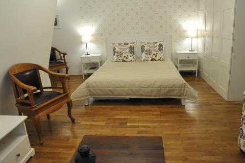 1 dormitorio con 1 cama, 1 silla y 2 lámparas en MiłoTu - Apartament Uniwersytecki, en Varsovia