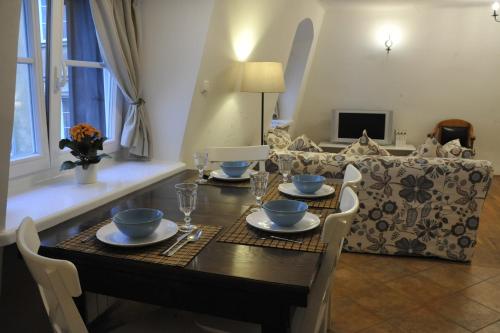 una sala da pranzo con tavolo e divano di MiłoTu - Apartament Uniwersytecki a Varsavia