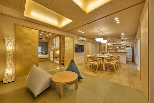 Una cocina y un comedor con mesa y sillas. en コンドミニアムホテル 渋谷GOTEN Condominium Hotel Shibuya GOTEN, en Tokio