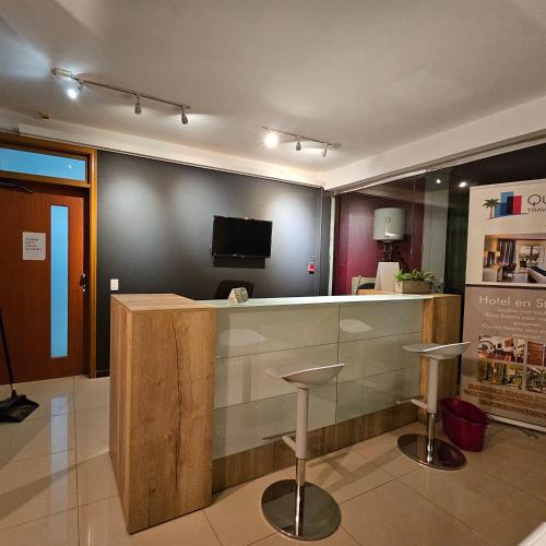 Μια τηλεόραση ή/και κέντρο ψυχαγωγίας στο Quints Travelers Inn
