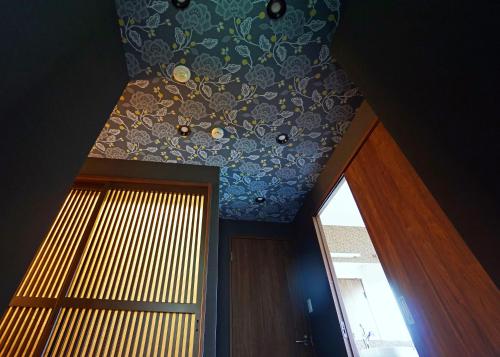 Una habitación con un techo con un patrón de flores. en コンドミニアムホテル 渋谷GOTEN Condominium Hotel Shibuya GOTEN, en Tokio