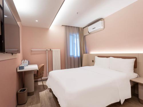 Ένα ή περισσότερα κρεβάτια σε δωμάτιο στο Hanting Hotel Beijing West Railway Station