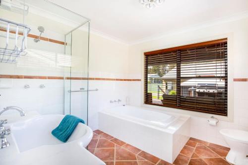 Ένα μπάνιο στο Pax & Coral - Pet Friendly House with Spa