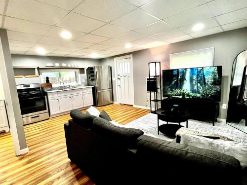 un soggiorno con divano e TV a schermo piatto di Syracuse Vacation Rental free Parking,near SU,town a Syracuse