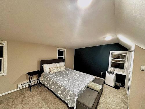 una camera da letto con un letto e una parete nera di Syracuse Vacation Rental free Parking,near SU,town a Syracuse