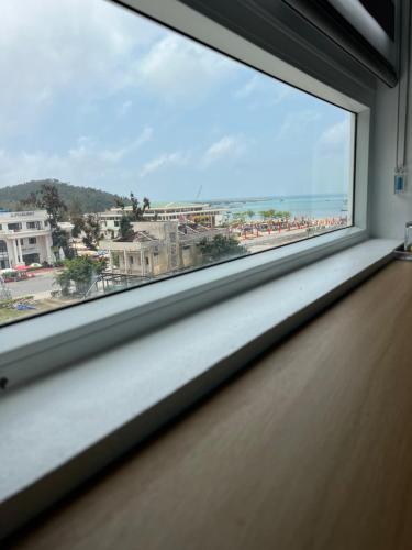 a window with a view of the beach at Thành Đạt Hotel in Dao Co To