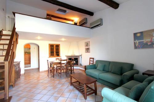 een woonkamer met een bank en een tafel bij Casa Ilaria in Porto Santo Stefano