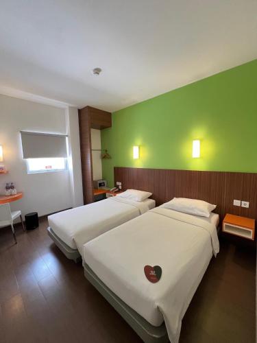 Ένα ή περισσότερα κρεβάτια σε δωμάτιο στο Alltrue Lite Hotel Nagoya Hill Batam