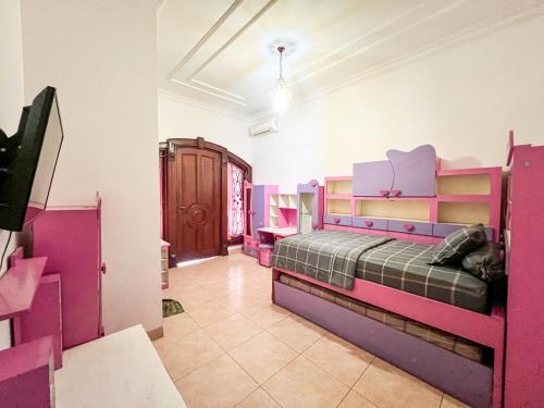 Ένα ή περισσότερα κρεβάτια σε δωμάτιο στο Griya Giwangan Homestay Jogja