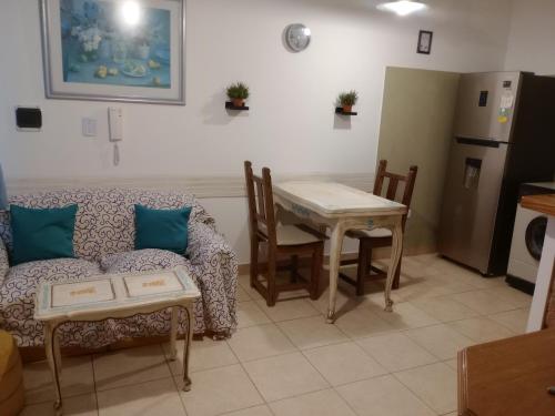 un salon avec un canapé et une table dans l'établissement Casita en el corazón de Martínez, à Martínez