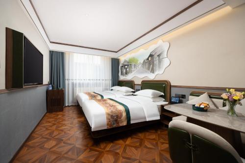 Ένα ή περισσότερα κρεβάτια σε δωμάτιο στο Nostalgia S Hotel Beijing Qianmen Street & Tianqiao Performing Arts Center 时光漫步S酒店 北京前门天桥艺术中心店 Free fresh ground coffee,Free laundry service