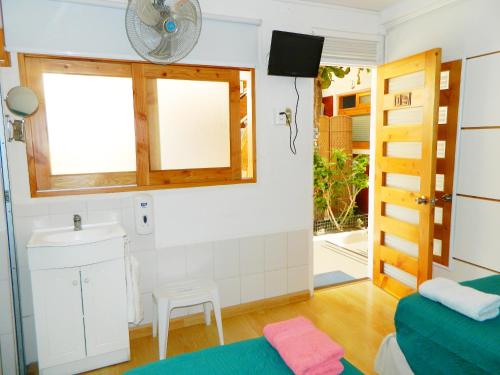 a small room with a bed and a window at Hostal Jardin Del Sol in Arica