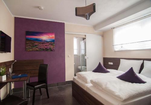 a hotel room with a bed and a desk and a desk at Komfortable Apartment-Wohnung in Fulda