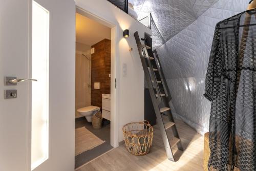 Koupelna v ubytování Glamping Escape Prague with Hot Tub and Vysehrad Castle View