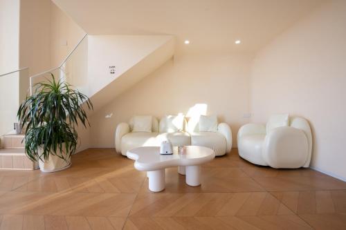 Una sala de estar con un sofá blanco y una mesa. en Guilin Run Homestay丨China Resources MixC Store丨, en Guilin