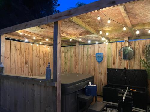 Gallery image of Seaside garden with hot tub in Kinmel Bay