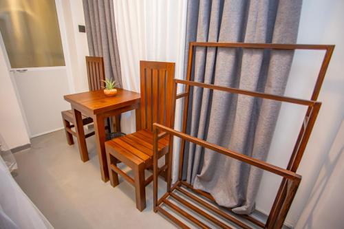a small table and chair next to a curtain at Villa Lisini in Talpe