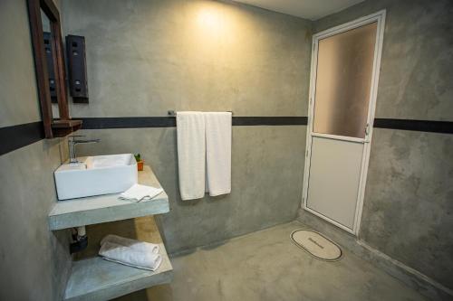 a bathroom with a sink and a mirror at Villa Lisini in Talpe