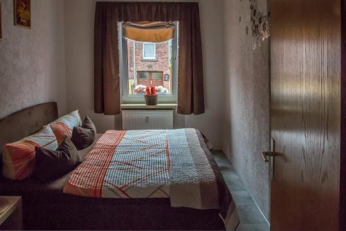 a bedroom with a bed and a window at Ferienwohnung Bauer in Thale