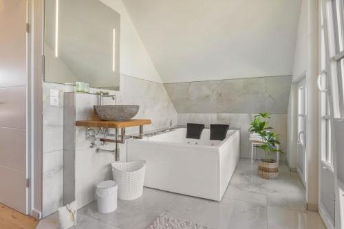 Ένα μπάνιο στο Exklusives Ferienhaus Samyel