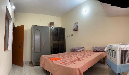 Ένα ή περισσότερα κρεβάτια σε δωμάτιο στο Jaykishan sadan