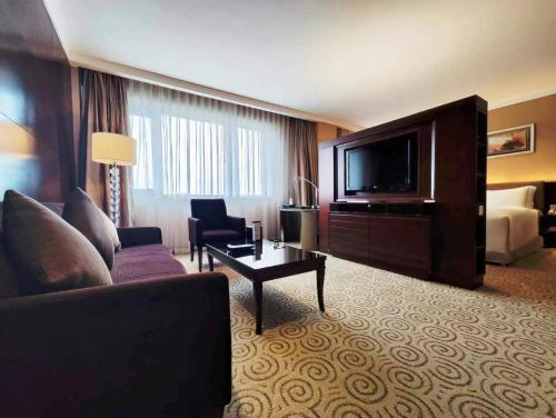 Millennium Hotel Chengdu - Close to Wuhou Shrine and Chengdu South Railway Station,Fluent English Serviceにあるテレビまたはエンターテインメントセンター