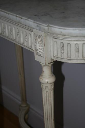 a white table with a marble top on a pole at La Goélette, Chambres d'Hôtes in Wimereux
